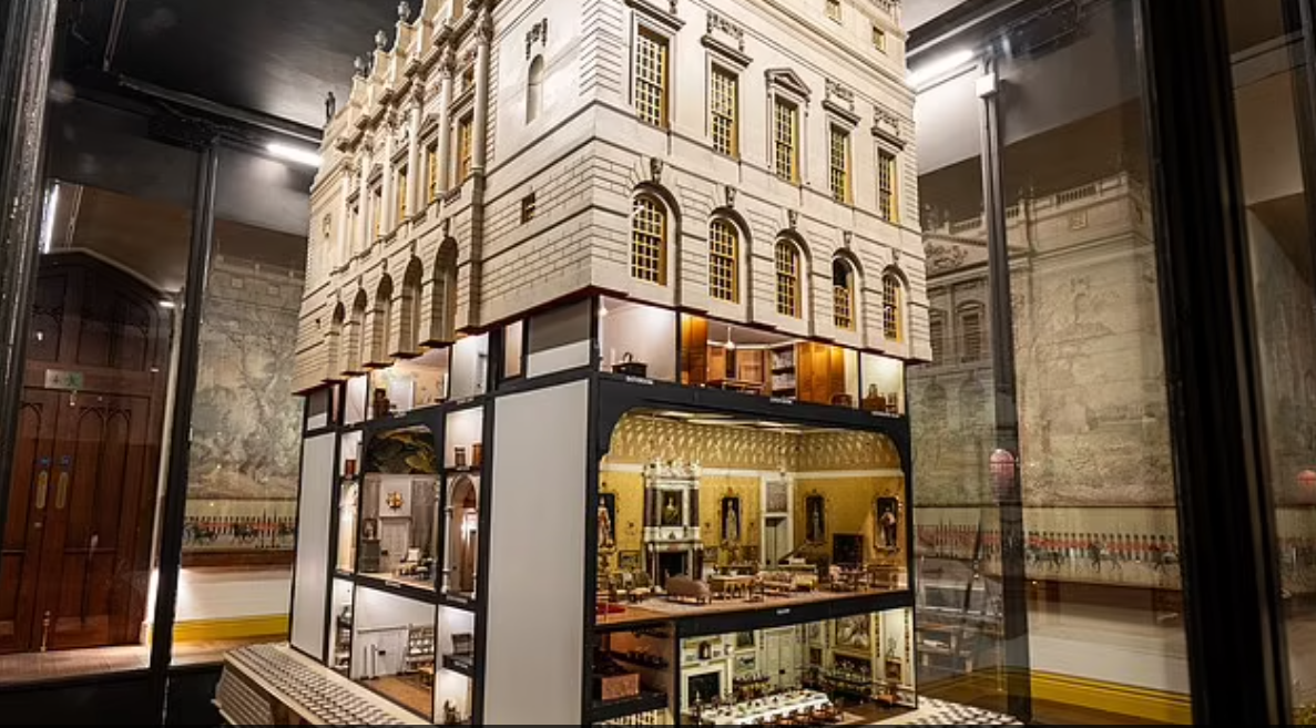 В Великобритании показали кукольный дом королевы, созданный 100 лет назад (фото)